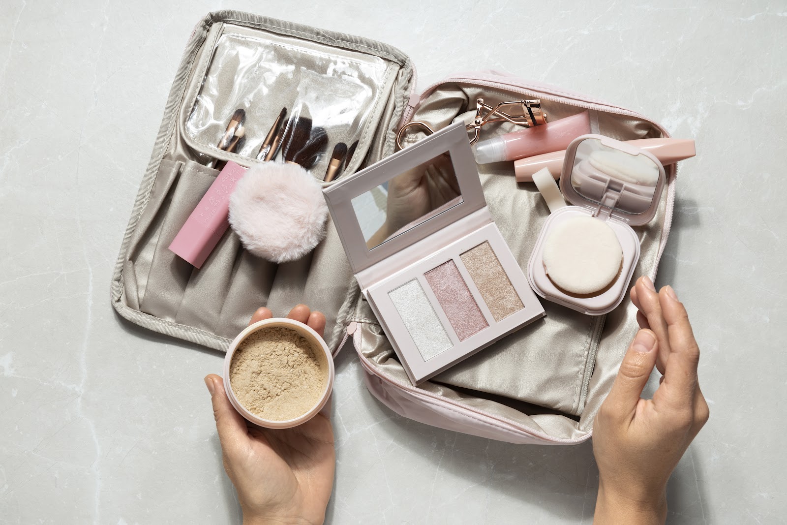 Como Montar Seu Necessaire de Maquiagem: Encontre o Gloss Labial, Base e Batom Ideal